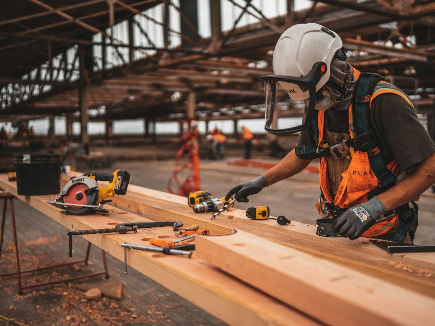Handwerker bei Holz- und Ausbauarbeiten